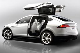 Tesla prý konečně uvede na trh elektromobil Model X.