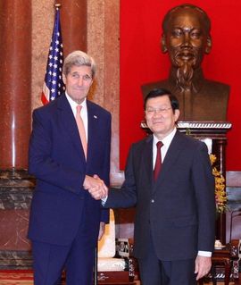 Kerryho návštěva ve Vietnam se uskutečnila krátce po historicky první cestě šéfa vládnoucích vietnamských komunistů Nguyen Phu Tronga do USA.