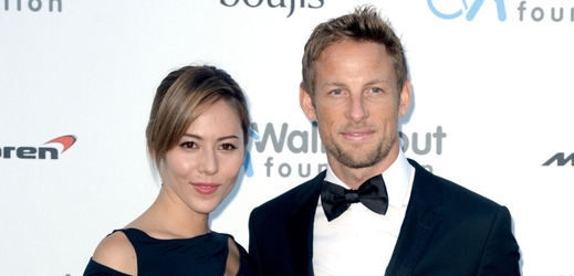 Bývalého mistra světa formule 1 Jensona Buttona a jeho manželku Jessicu během dovolené v St. Tropez okradli. 
