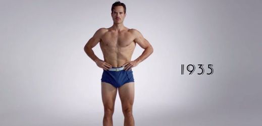 Hlavním "hrdinou" videa, které zobrazuje sto let pánských plavek, je model Matty Watss.