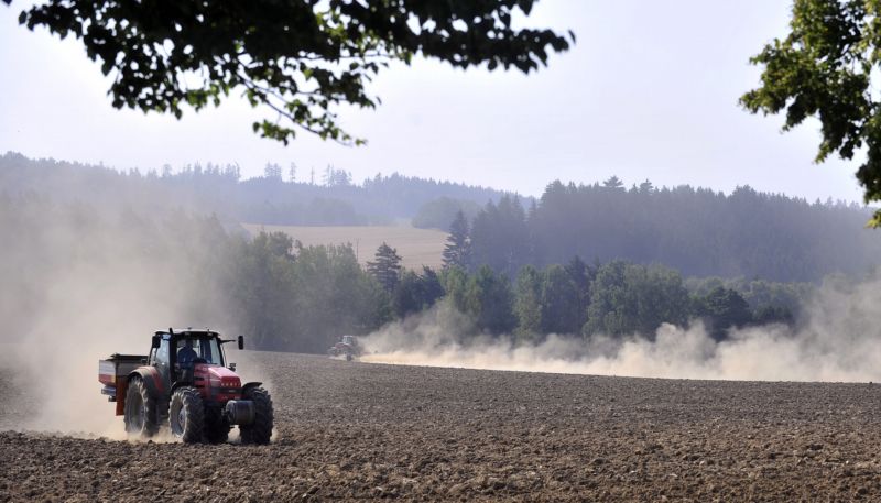 Dlouhodobé sucho komplikuje život i zemědělcům. Snímek z pole u Kostelce na Jihlavsku, kde se při vláčení za traktory zvedal prach.