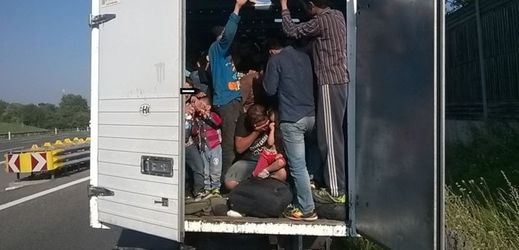 V přeplněném voze se tísnilo 86 uprchlíků.