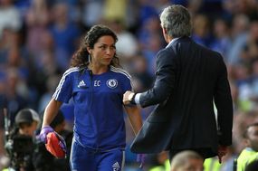 Trenér José Mourinho domlouvá oblíbené klubové lékařce Evě Carneiro.