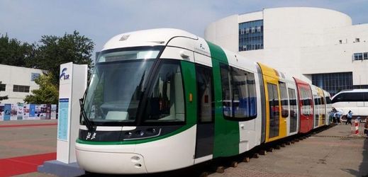 První vyrobená nízkopodlažní pětičlánková vozidla by měla sloužit na linkách tramvajové sítě v Pekingu.