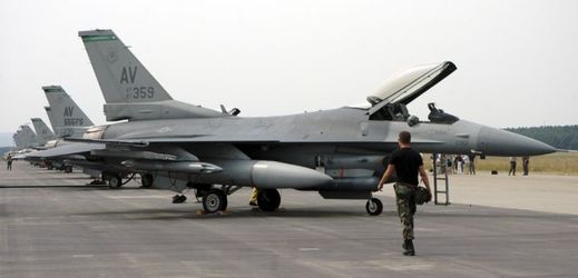 Stíhací letouny F-16 amerických ozbrojených sil.