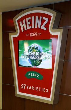 Buffetova investiční firma koupila za 23 miliard dolarů nejslavnější značku kečupů Heinz.