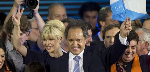 Nejvíce hlasů od voliču získal Daniel Scioli. Na snímku se svou manželkou Karinou Raboliniovou po boku.
