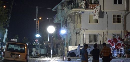 Bombový útok na policejní stanici v Istanbulu zranil v pondělí v noci pět policistů a dva civilisty.