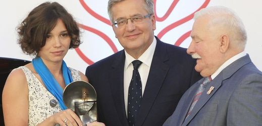 Žanna Němcovová (zleva) si převzala v Polsku cenu od prezidenta Bronislawa Komorowského a exprezidenta a někdejšího předáka legendární odborové organizace Solidarita Lecha Walesy.