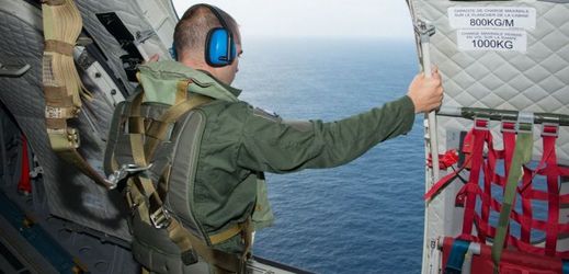 Člen francouzské armády, zapojené do hledání trosek letadla letu MH370.