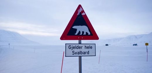 Rusko se zlobí kvůli norskému rozšíření sankcí i na Špicberky. Cedule na Špicberkách varuje před polárními medvědy.