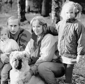 Putin s manželkou a dvěma dcerami roku 1989.