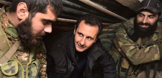 Prezident Bašár Asad (uprostřed) mezi svými vojáky.