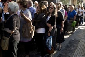 Senioři čekají na důchody (ilustrační foto).
