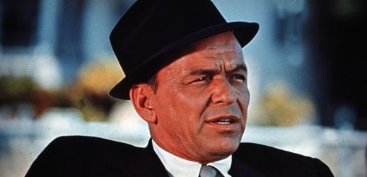 Americký zpěvák Frank Sinatra.