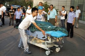 Čínští zdravotníci ošetřují zraněné.