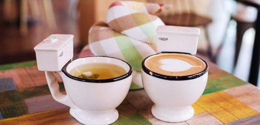V originální jihokorejské kavárně vám přinesou kávu či čaj v miniaturní toaletní míse.