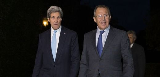 Ministr zahraničí USA John Kerry (vlevo) s ruským ministrem Sergejem Lavrovem.