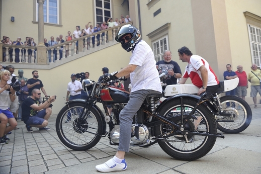 V rámci oslav 50. výročí prvního závodu motocyklové Grand Prix se uskutečnila 12. srpna vzpomínková jízda centrem Brna, které se zúčastnili legendární jezdci ze světa i z bývalého Československa i současní jezdci MotoGP. Na snímku je bývalý britský závodník Phil Read.