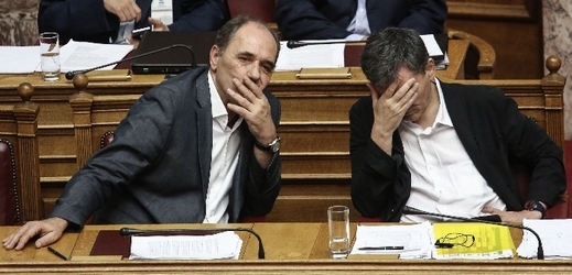  Řecký ministr financí Euklidis Tsakalotos (vpravo).