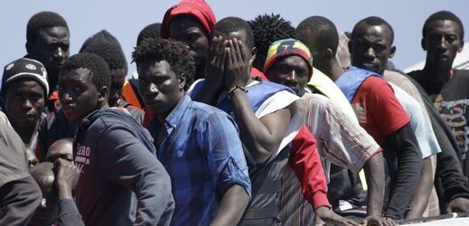 Uprchlíci cestující do Evropy na člunech.
