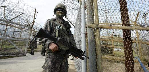 Jihokorejský voják poblíž místa výbuchu miny v demilitarizovaném pásmu na hranici KLDR a Jižní Koreji.