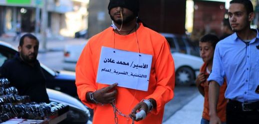 Hladovějící Palestinec budí pozornost veřejnosti. Muž na fotografii navlékl vězeňský mundúr, aby vězně podpořil.