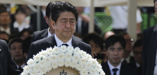 Japonský premiér Šinzó Abe pokládá věnec k uctění obětí války.