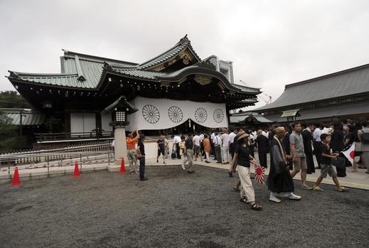 Svatyně Jasukuni, ve které sídlí i muzeum věnované druhé světové válce. Letos ji premiér Abe nenavštívil.