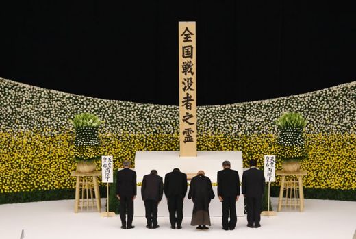 Truchlící příbuzní padlých. Vzpomínková akce v tokijské hale Nippon Budokan.