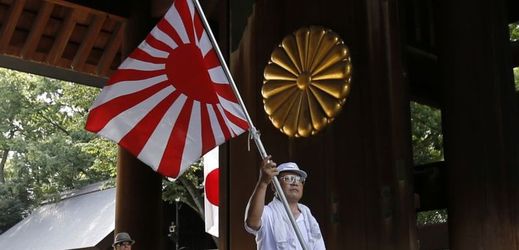 Návštěvník nese vlajku do svatyně Jasukuni.