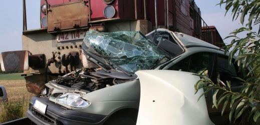 Dva lidé zemřeli a další dva se zranili 14. srpna při srážce auta s vlakem u Ostrožské Nové Vsi na Uherskohradišťsku.