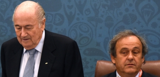 Odstupující šéf FIFA Sepp Blatter a Michel Platini.