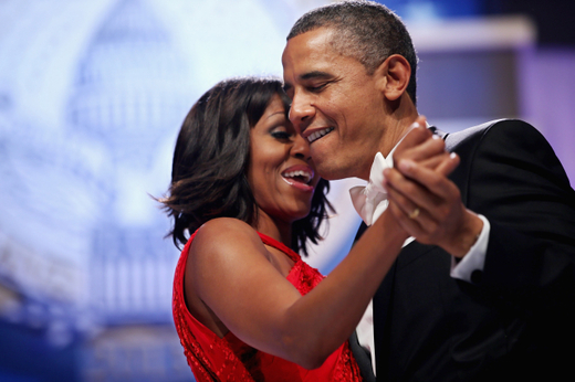 Barack Obama tančí se svou ženou Michelle.