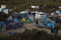 Nový domov. Uprchlíci stanují v táboře poblíž Calais.