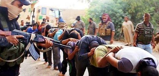 Muslimští řezníci z IS popravují zajatce.