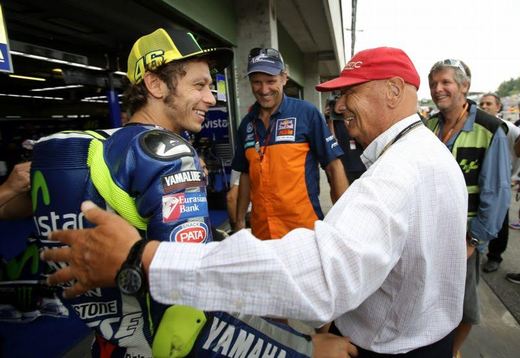 Niki Lauda si povídá s další legendou Valentinem Rossim.