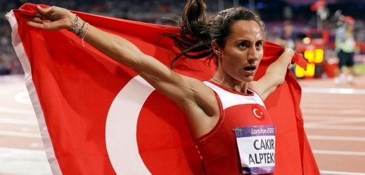 Turecká atletka Asli Cakirová-Alptekinová se vzdala zlaté medaile z běhu na 1500 metrů z olympijských her v Londýně a přijala osmiletý distanc za krevní doping. 