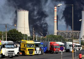 Příčinou výluky tramvajové dopravy mezi Mostem a Litvínovem byl požár v chemičce Unipetrolu.