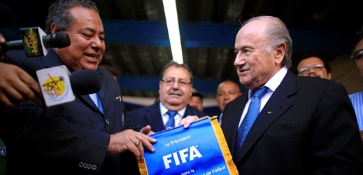 Bývalý předseda nikaragujského fotbalového svazu Julio Rocha (vlevo, na snímku se Seppem Blatterem) byl obviněn ze zpronevěry a praní špinavých peněz.