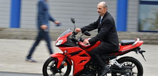 Elektricky poháněný silniční motocykl navrhl a sestavil tým plzeňských studentů a odborníků.