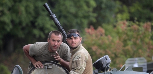 Boje na východě Ukrajiny neustávají. Vojáci ukrajinské armády.