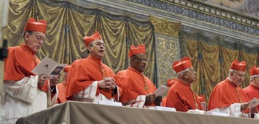 Limský kardinál Luis Cipriani Thorne (první zleva) při konkláve.