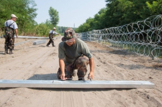 Obrana hranic v Maďarsku plotem teprve začíná. Chystají policejní hlídky a tresty.