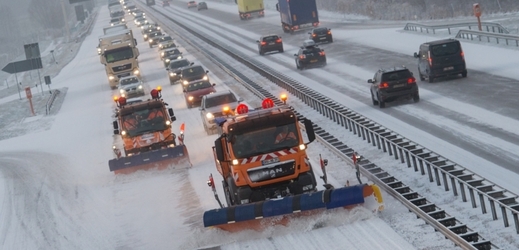 Údržba silnic v zimě (ilustrační foto).