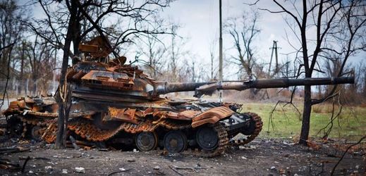 Zničený tank v Luhansku.