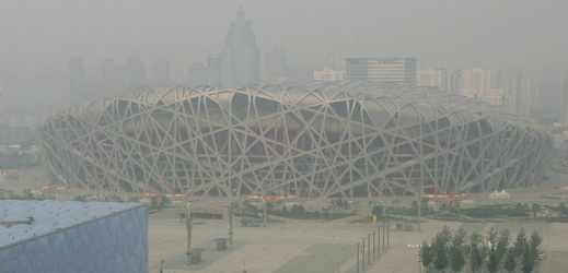 Pekingský stadion Ptačí hnízdo za vrstvou smogu.
