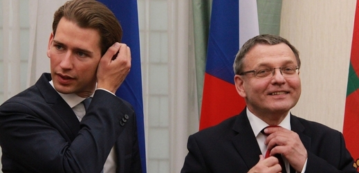 Ministr zahraničí Lubomír Zaorálek se svým protějškem z Rakouska Sebastianem Kurzem.