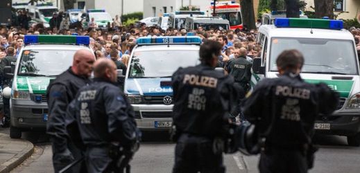 Vídeňská policie při zásahu proti demonstrantům (ilustrační foto).