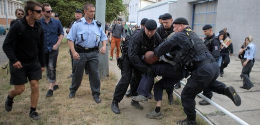 Akce na podporu kolegů zadržených kvůli údajnému plánu na podpálení vlaku v Praze vyústila v potyčku s policií.